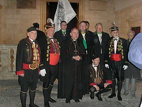 Ordensritter, S.E. der Diözesanbischof und Angehörige von Traditionsverbänden vor dem Hauptportal der Kathedrale von Kotor